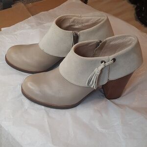 Super cute tan or light Taupe  booties Tommy Bahama